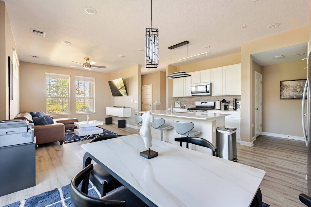 Luxury 2S Condo Hot Tub Gym Pool Airport