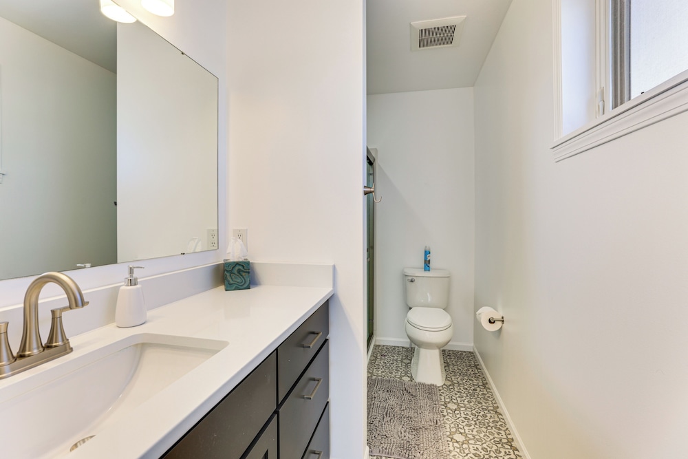 10 Mi to Dtwn Madison: Home w/ Large Yard!