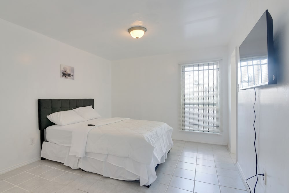 15 Mi to Dtwn Houston: Condo in Gated Community