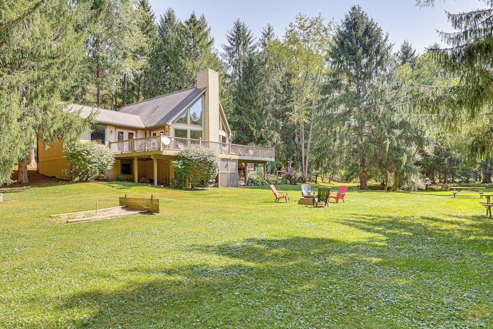 23 Mi to Mohican SP: Group-ready Lodge w/ Hot Tub