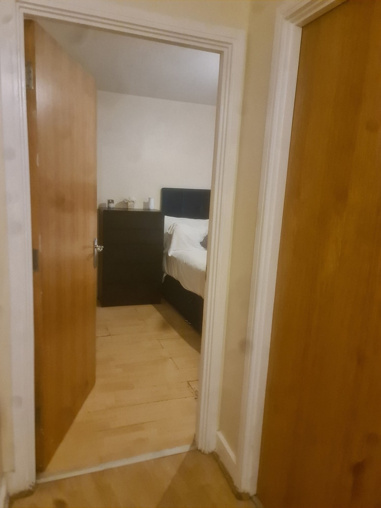 Remarkable 1-bed Apartment in Romford view 4