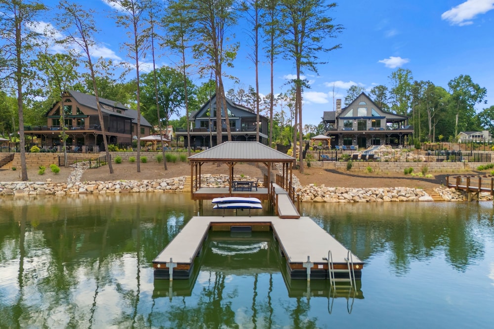 Blue Heron by Avantstay Lakefront Dock Pool Theater Sleeps 22