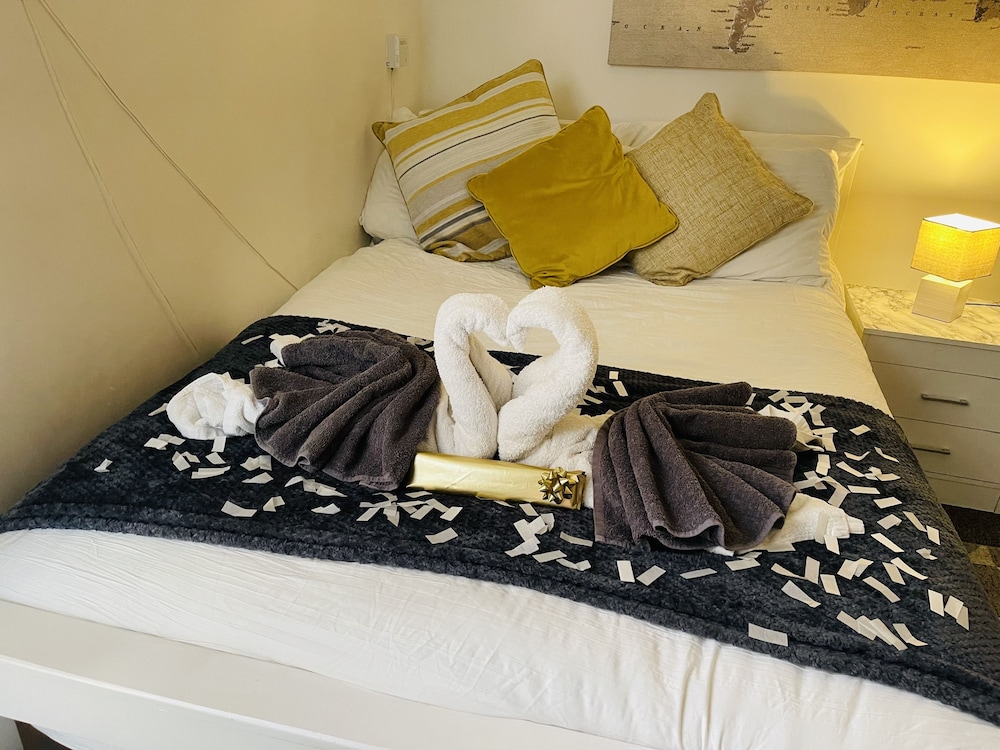 Hidden Hot Tub Retreat Apartment in Nottingham view 4