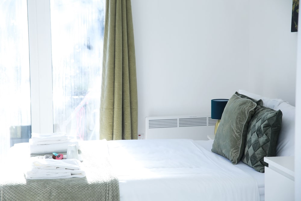 Stunning 1-bed Apartment in Harrow With Parking view 4