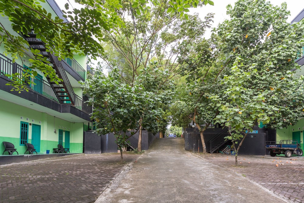 OYO 754 Nur Aziziah Guest House Syariah