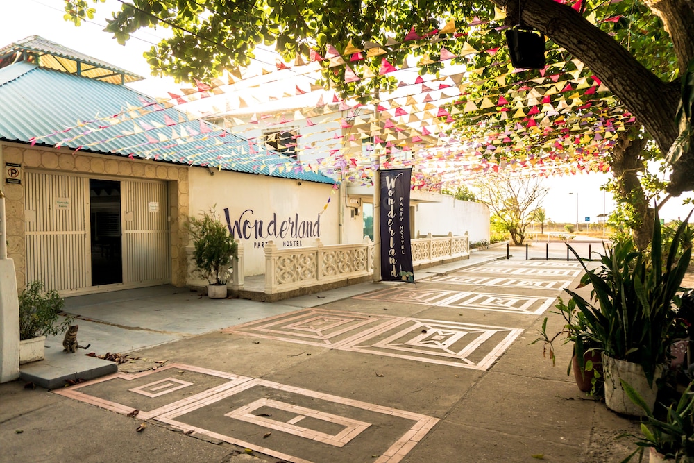 Wonderland Hostel By GB Collection
