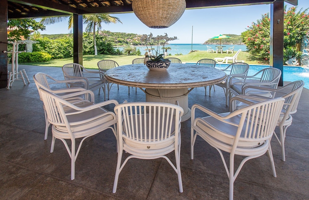 Casa com Cinco Quartos Pé na Areia