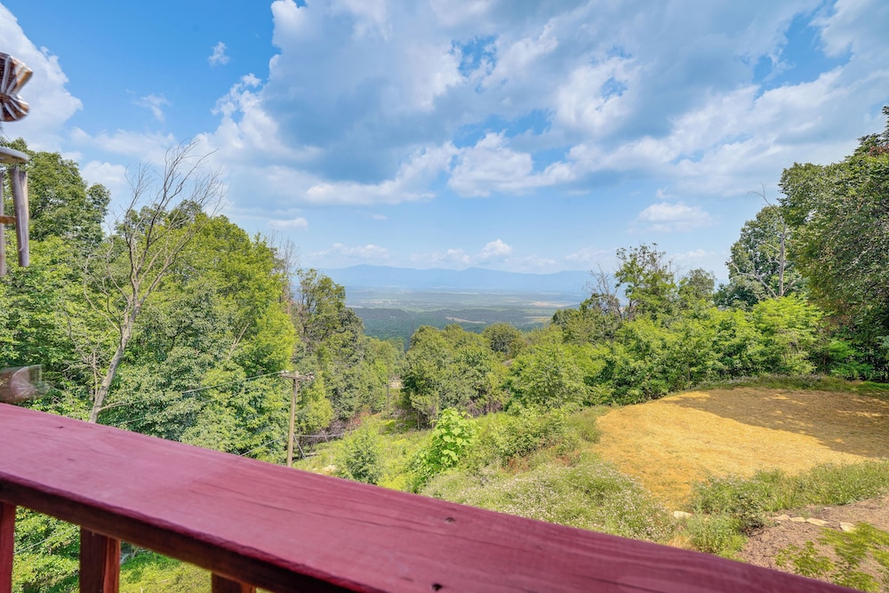 Cozy Luray Cabin w/ Views: Near Hiking Trails!