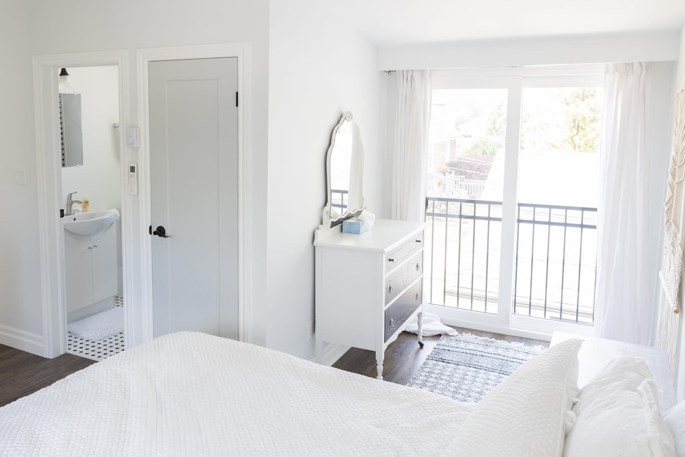 Fully Private 3 Bdrm Suite - The Winchester