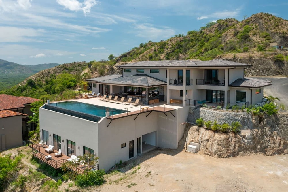 w Breathtaking 9BR Villa in Costa Rica