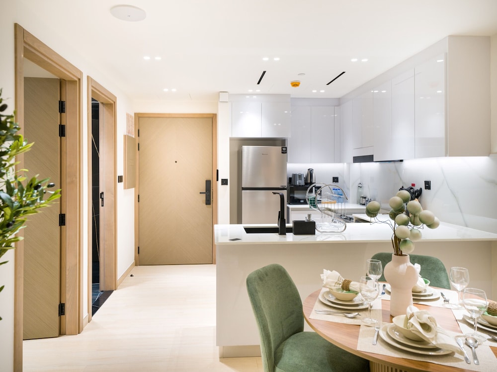 Easygo- Stylish 1bdr Binghatti Corner