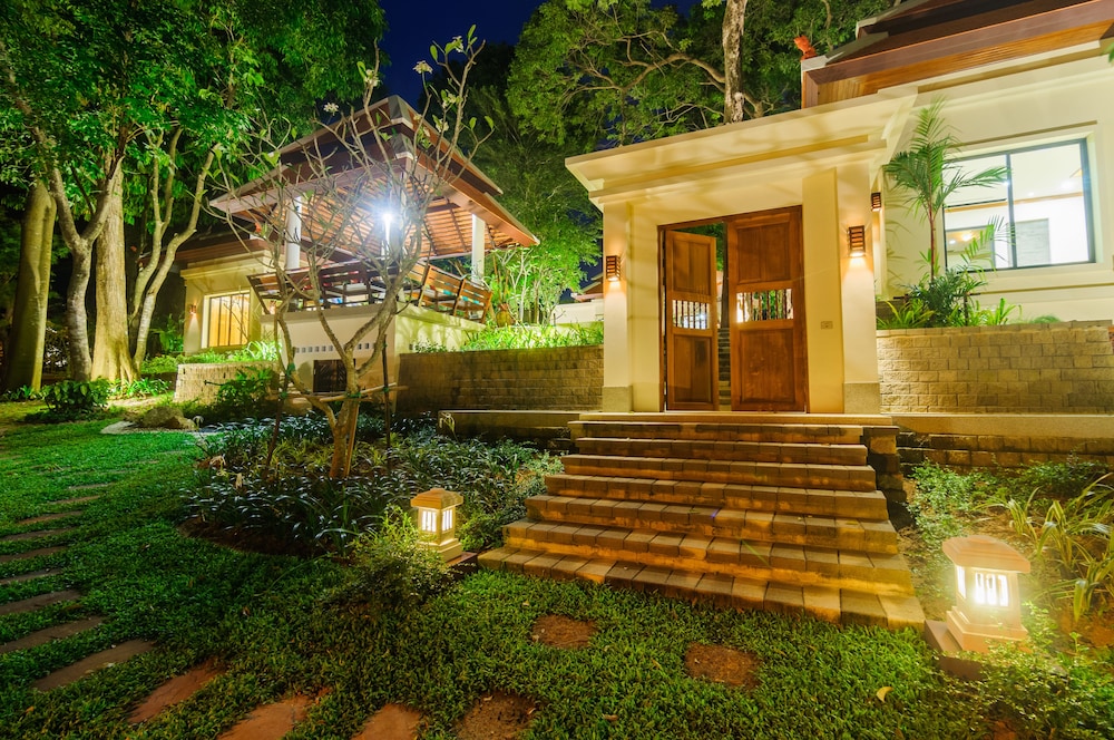 Nai Harn Baan-Bua Villas