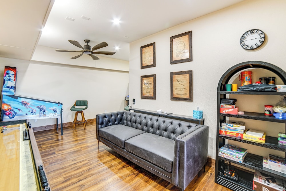 Waterfront Clear Lake Home w/ Game Room & Deck!
