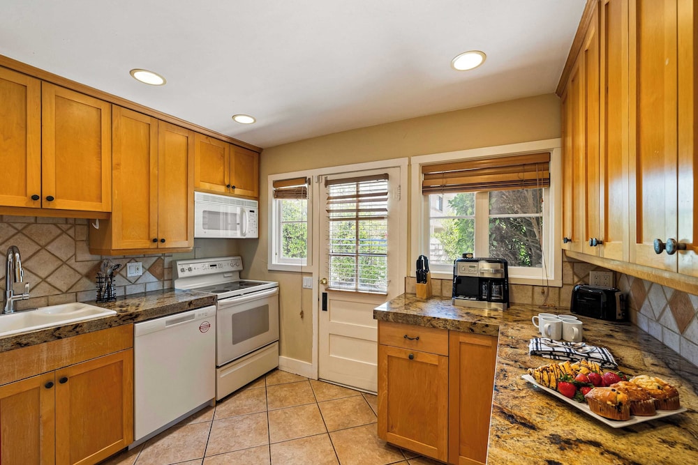 Dandelion by Avantstay Pool, 0.2mi to Downtown!