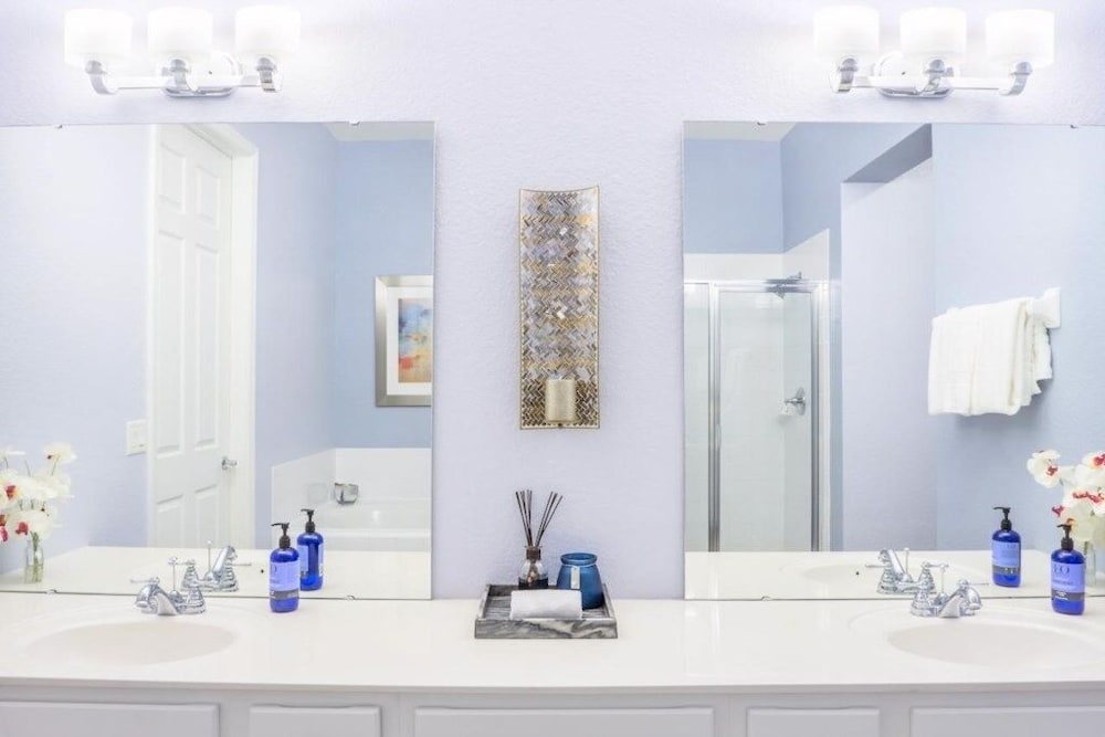 Lakeview Penthouse Elegance 3 Bedroom Condo by RedAwning