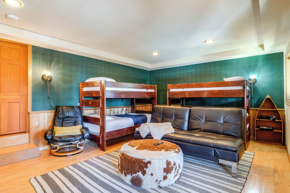 6 Mi to Ski Slopes! Family Tahoe Cabin w/ 3 Decks