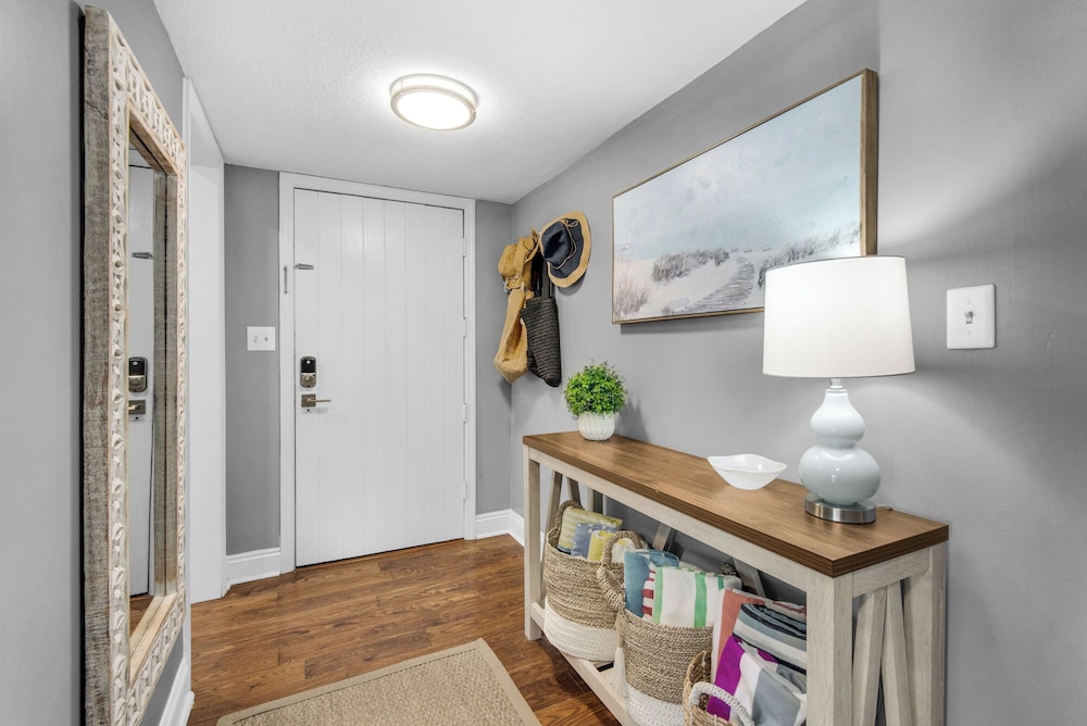 Sleeps 8 w/ Resort Pools, Tennis, Golf & Beach Access + Attraction Tickets!