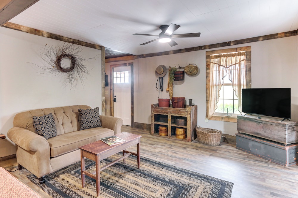 Historic Home w/ Mountain Views in Dry Run