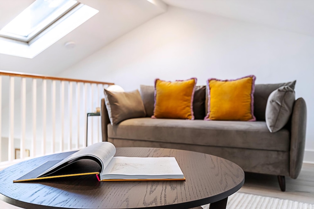 Stylish Chelsea Flat With Luxe Comfort & Charm