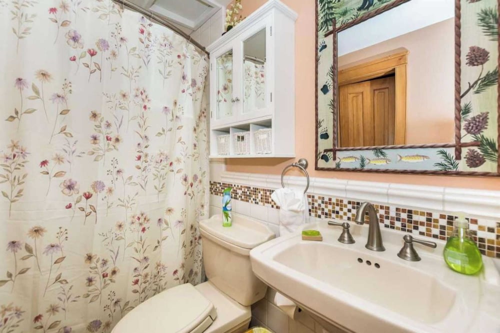 Sleeps 27 2 Homes Near the Lake, Hot Tub + Views Castle Glen Estates