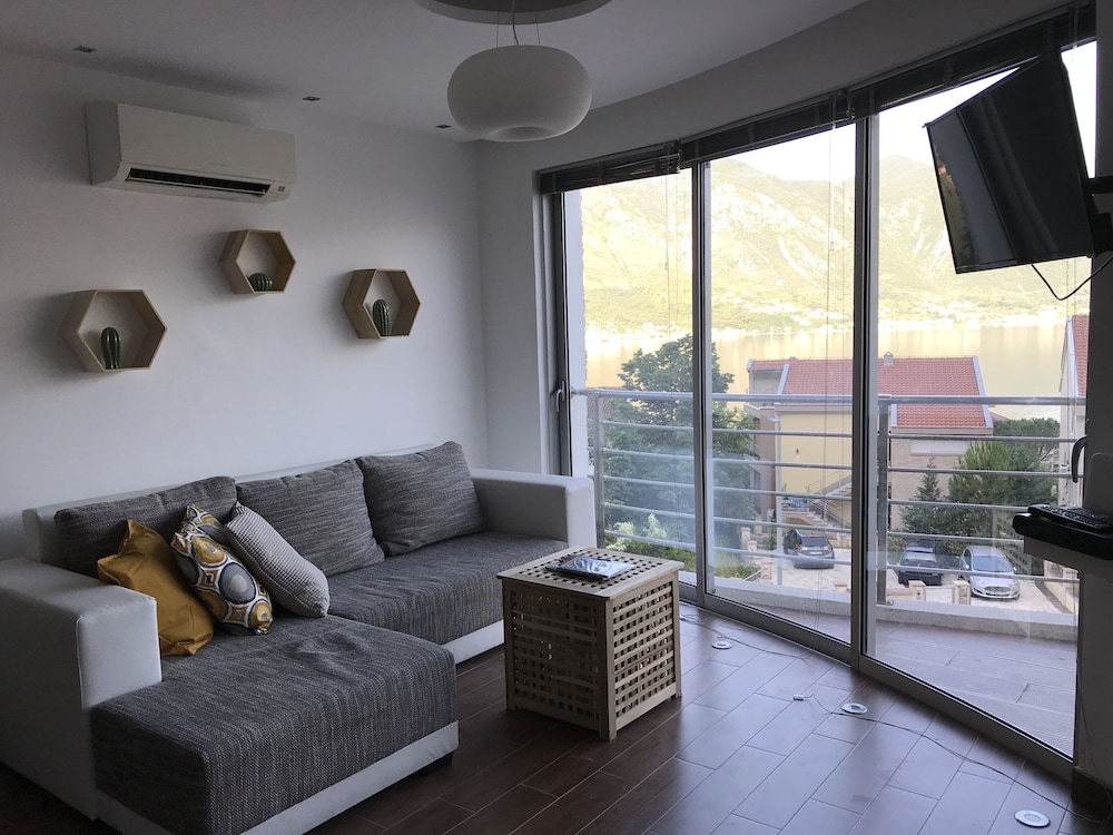 2 Beds, Fjord Panorama and Pool in Dobrota photo 5