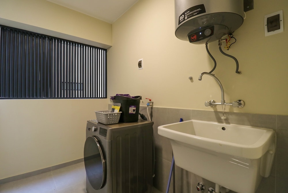 w Radiant 2BR w Great Balcony Near Kennedy Park