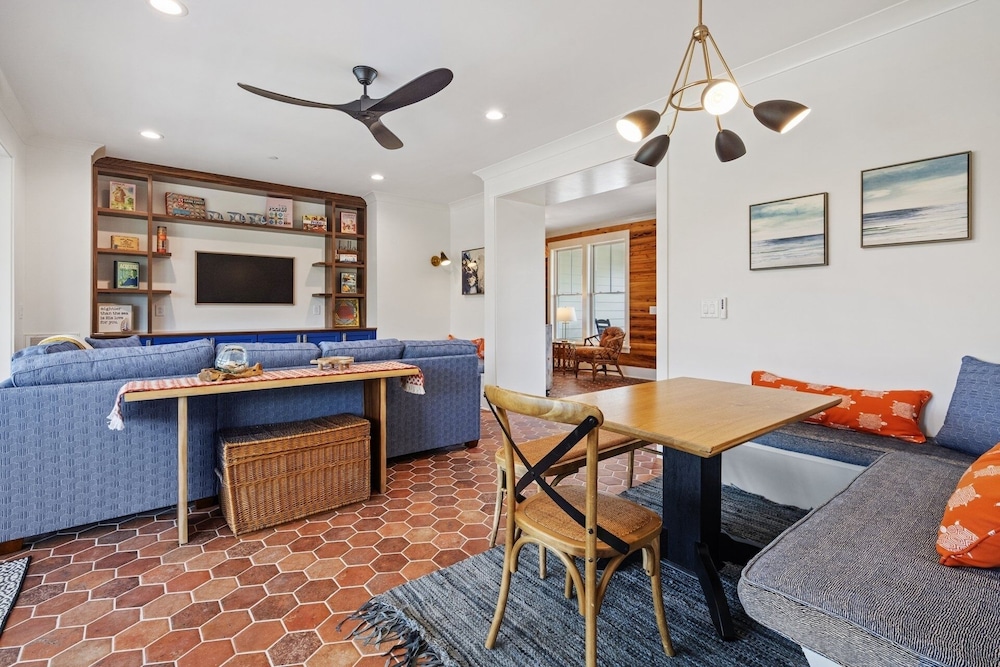 Cornfed Pelican 9 Bedroom Home