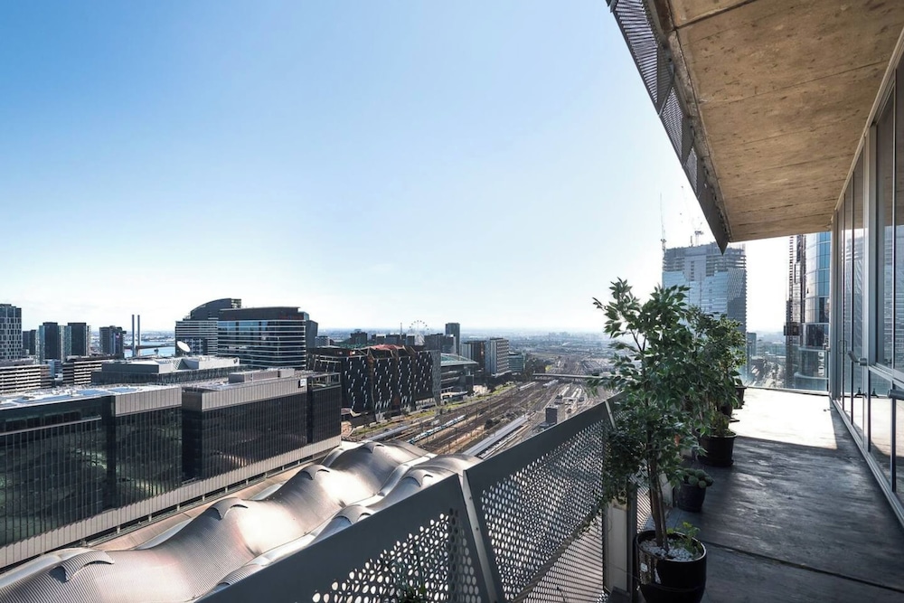 Perfect 4-bed Penthouse w/ Parking, Pool and Gym