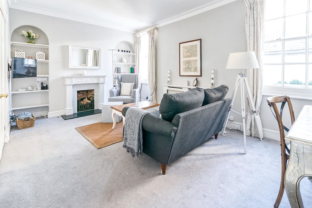Cozy and Spacious Kensington Maisonette