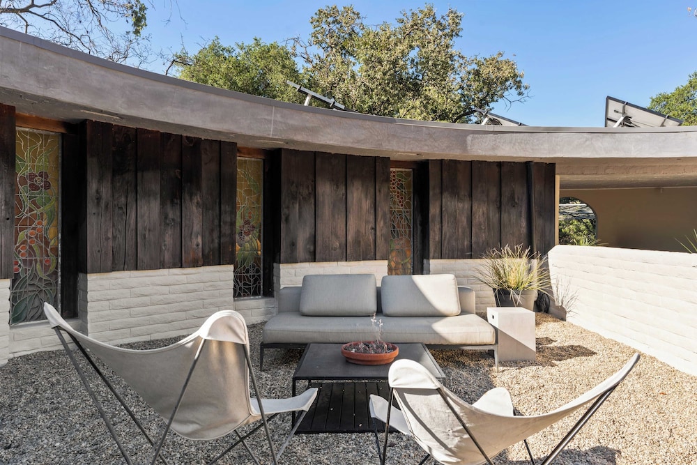 Malibu Hills Home w/ Balcony & Mountain Views Cielo Curve by Avantstay