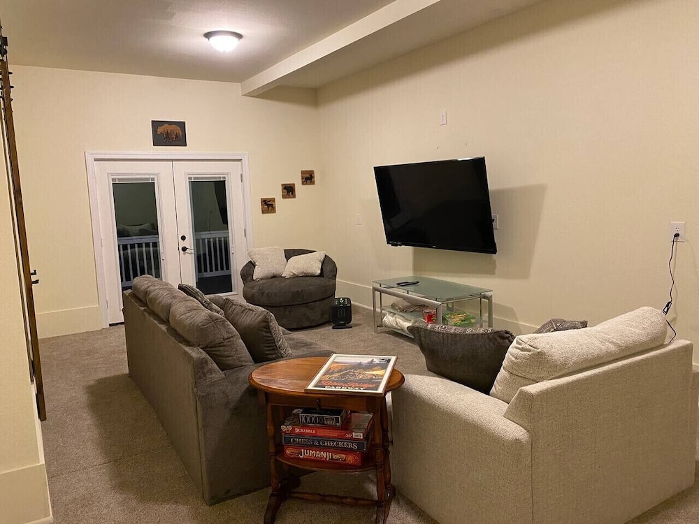 4BR Home Near Golf Course Mount Mitchell View