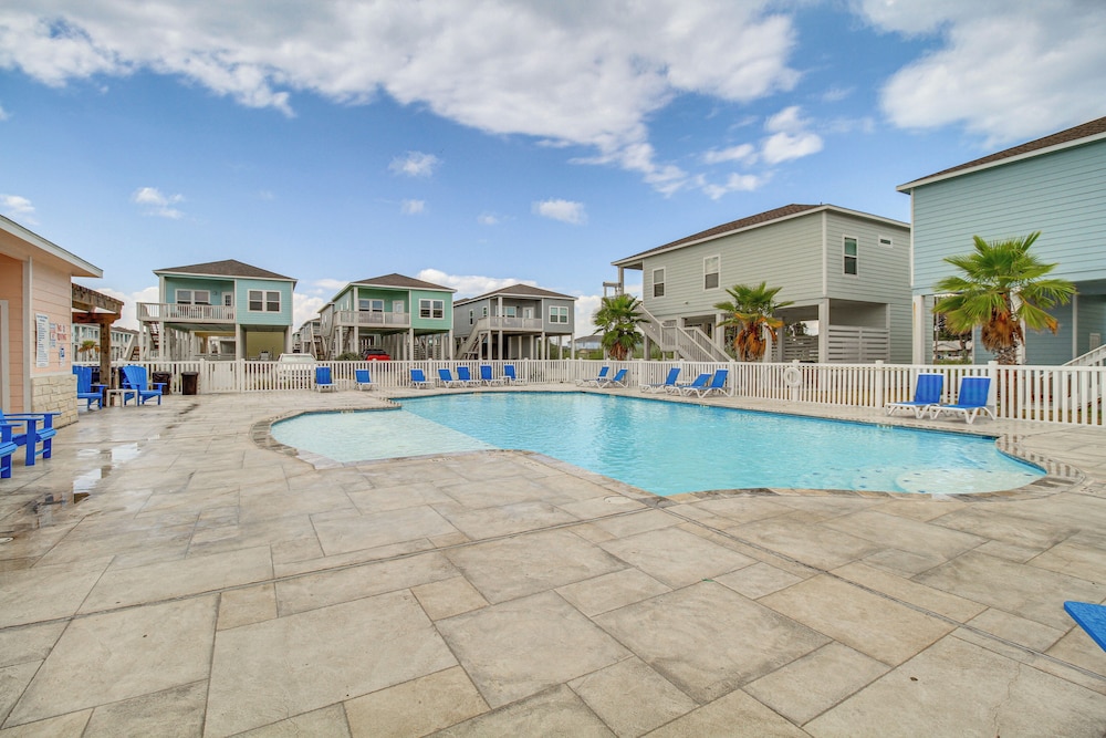 Walk to Water! Home w/ Pool Access in Rockport