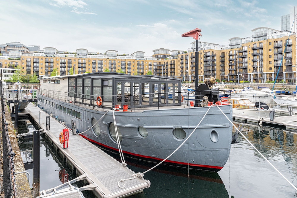 JOIVY Stunning 5-Bed Boathouse On The River Thames