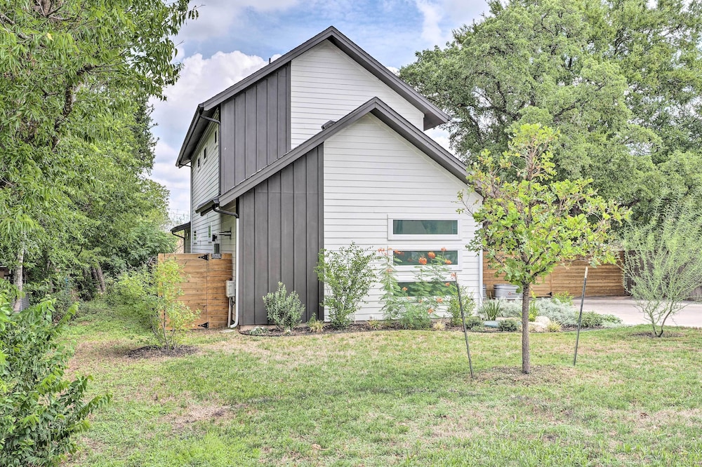 Gorgeous Georgetown Home, Walk to the Square! view 5
