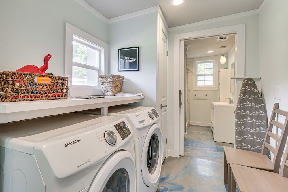 2 Mi to Lake Bastrop! Modern Lost Pines Retreat