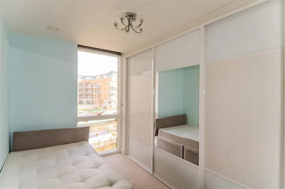 Luxury 3-bed Top Floor Penthouse in Brentford view 3