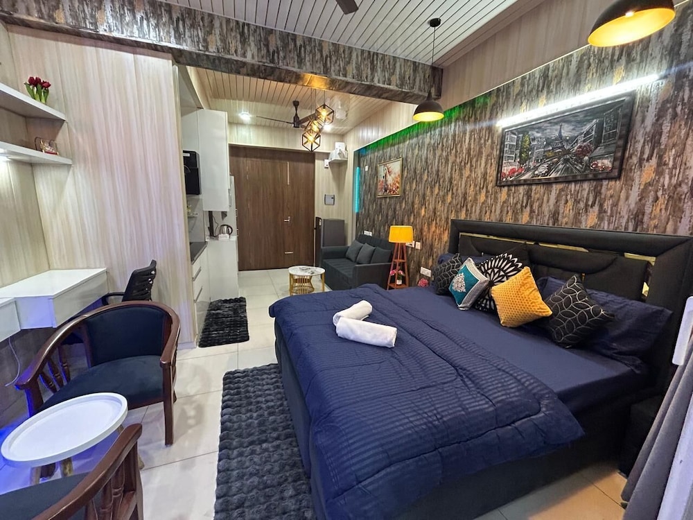 Spacious 1bhk for 6 Guests King & Sofa Beds Zirakpur,chandigarh,mohali,tricity