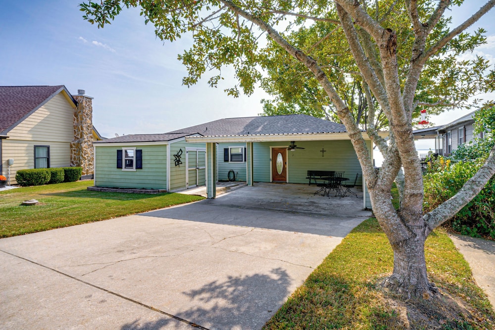 Private Pier, Porch! Quiet Lake Livingston Retreat