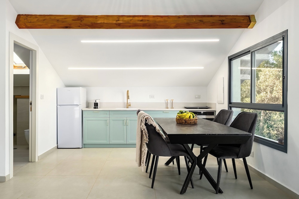 Sunny Hilltop Hideaway by Sea N' Rent