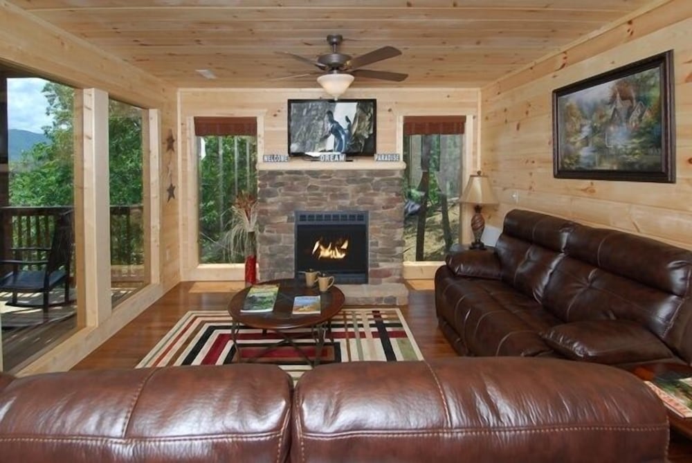 Smoky's Summit - 4 Bedrooms, 4 Baths, Sleeps 14 Home by RedAwning