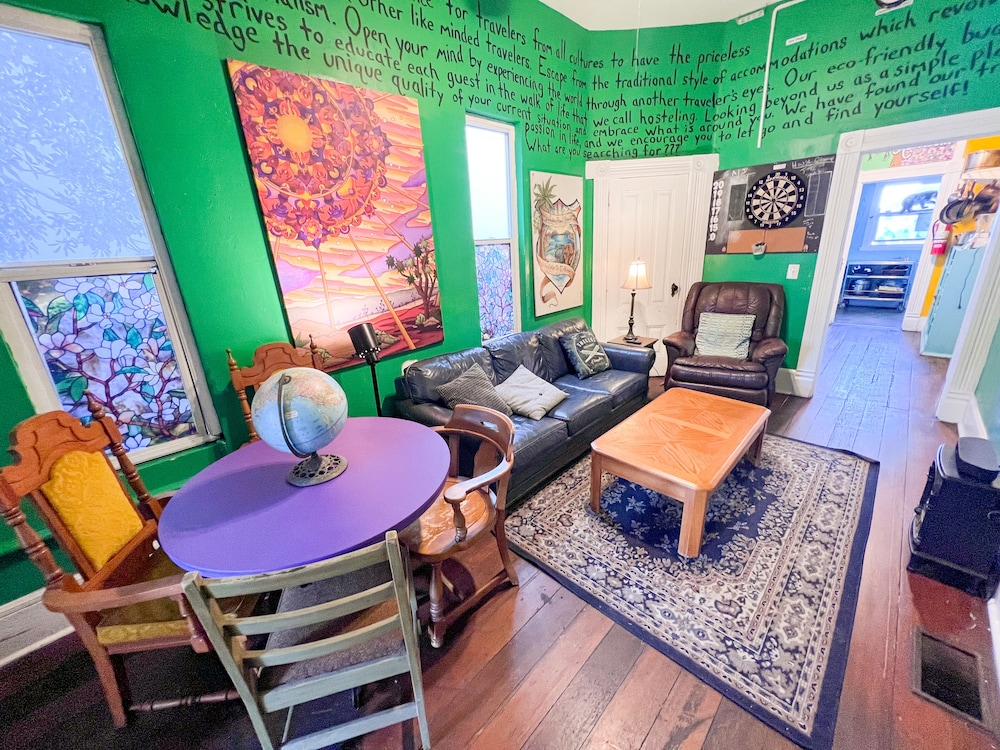 International Travelers House Hostel \- Downtown San Diego Little Italy.
