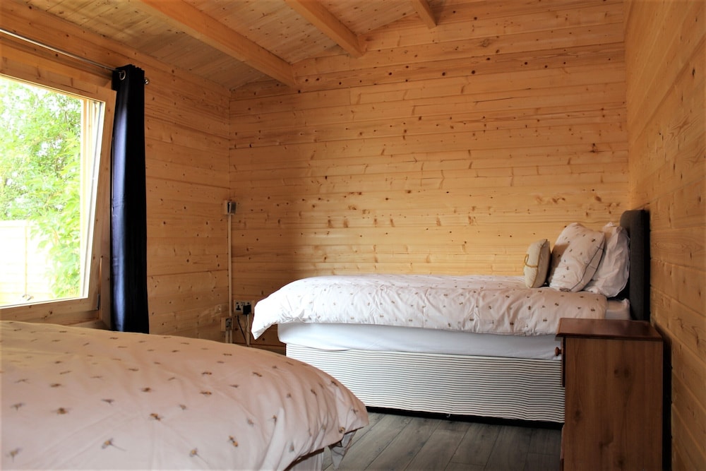 Stunning 5-bed Cabin in Ashton Under Hill view 3