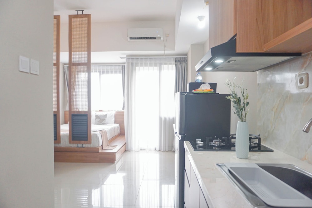Comfortable Studio Room at LRT City Jatibening