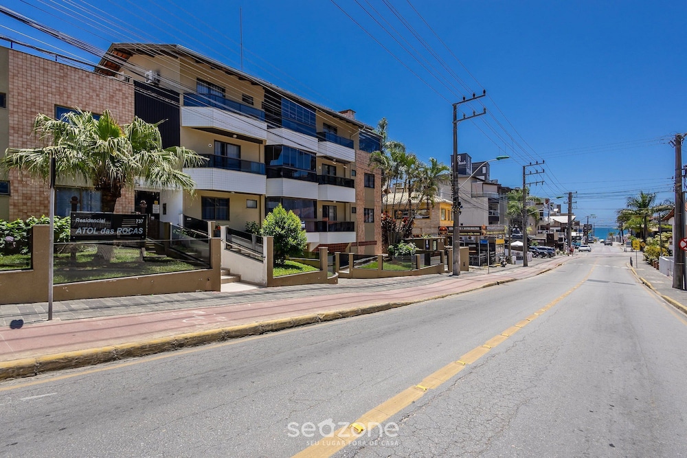 Apt in Condo w/ Pool 140 m From the Beach Rar0213