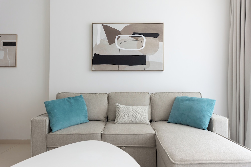 Stylish One-Bedroom Oasis Palm Location