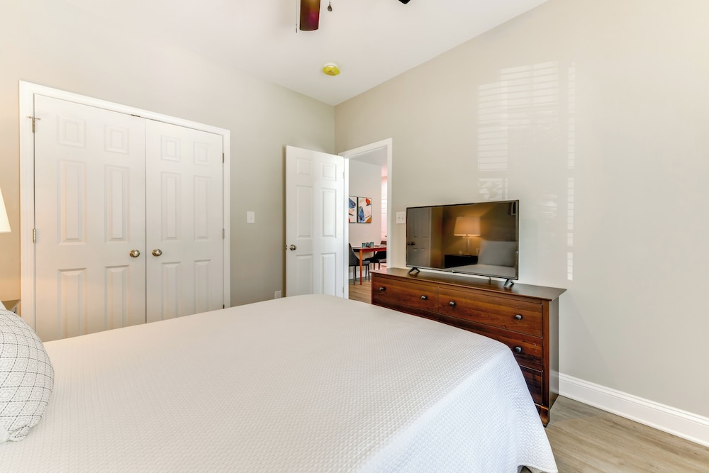 Near Shopping & Dining: Pet-friendly Dallas Apt!