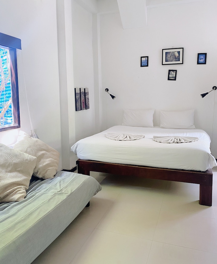 The Reef Hotel & Studios