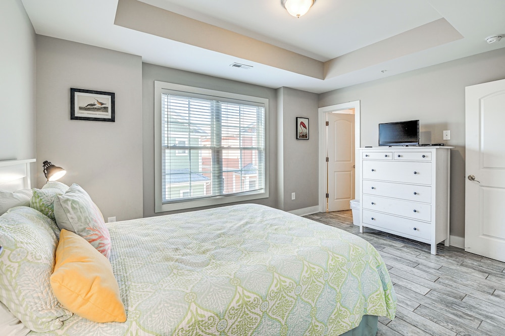 Walk to Shore: Myrtle Beach Home w/ Pool Access!