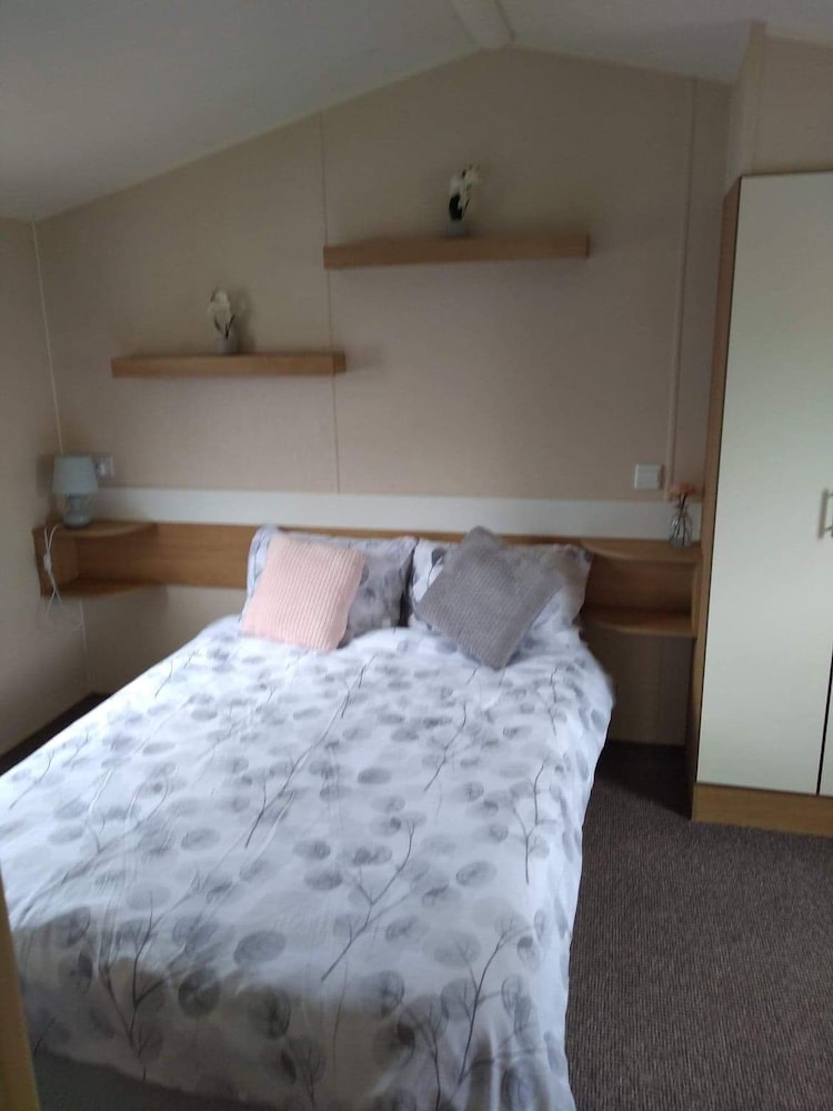 2 Bedroom 6 Berth Caravan With Decking view 4