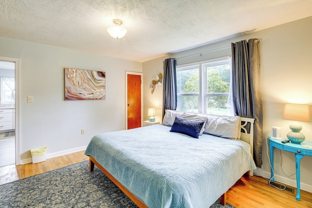 Cozy Home w/ Spacious Yard: 2 Mi to Dtwn Bristol